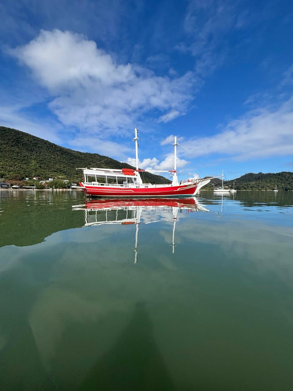 Escuna Sambaqui na Baía Norte de Florianópolis