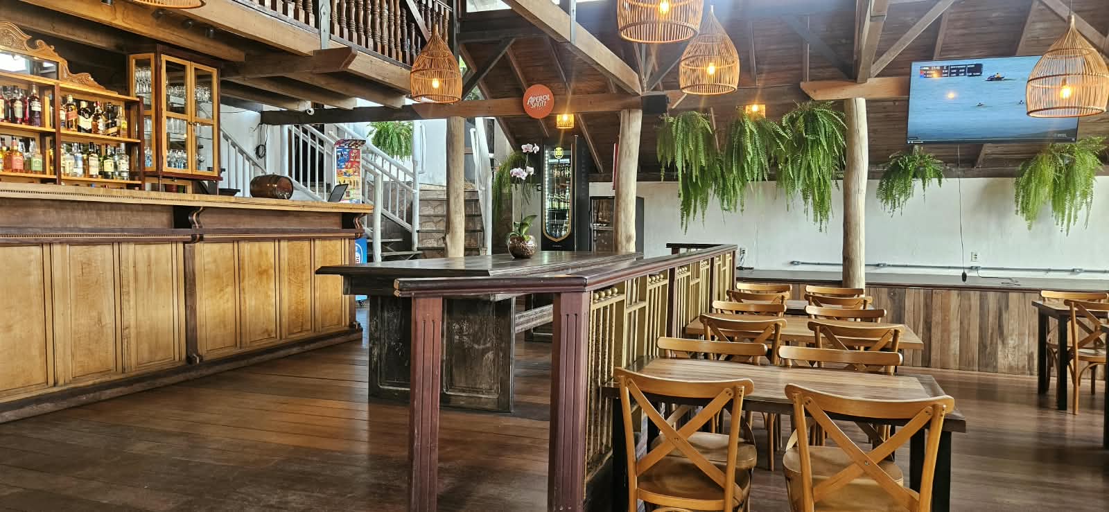 Área interna do Restaurante Perello's no Pântano do Sul